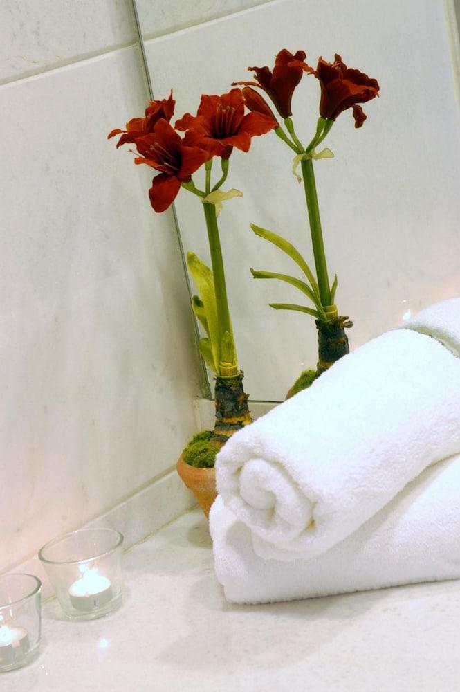 Limneon Resort & Spa Kastoria Ngoại thất bức ảnh A lucky bamboo arrangement