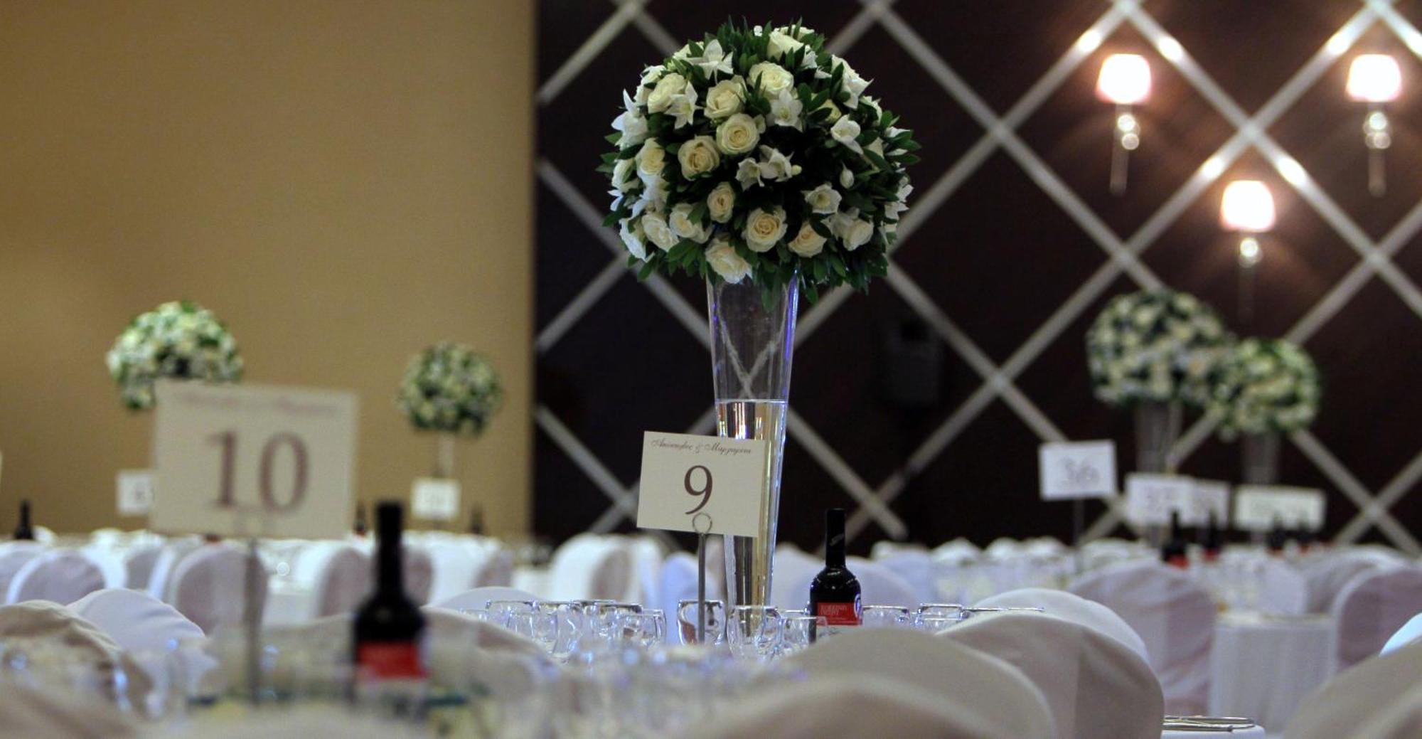 Limneon Resort & Spa Kastoria Ngoại thất bức ảnh A table centerpiece