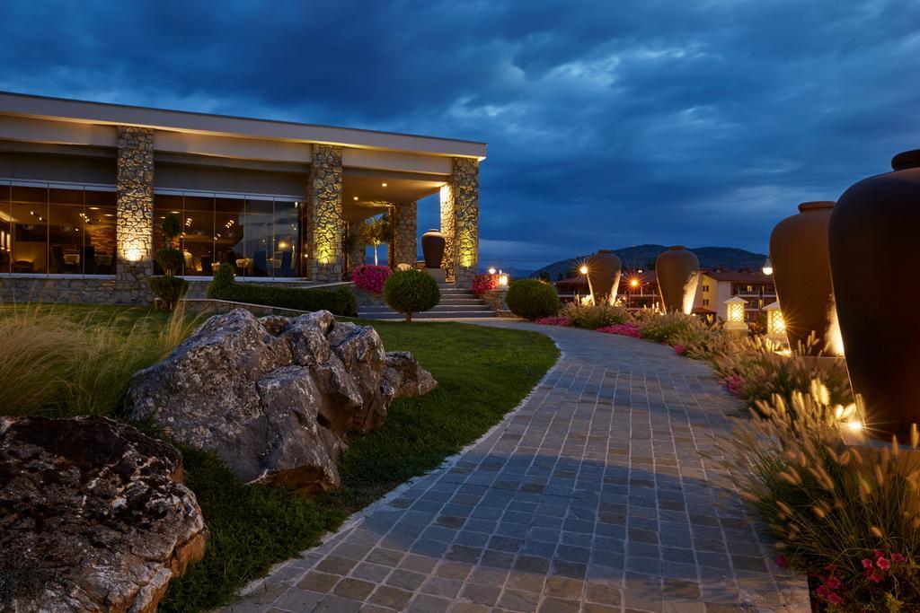Limneon Resort & Spa Kastoria Ngoại thất bức ảnh The resort at night