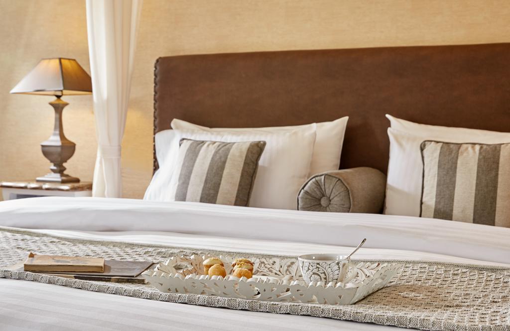 Limneon Resort & Spa Kastoria Ngoại thất bức ảnh A bed with a headboard